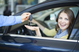 mujer comprando un auto