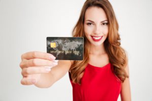 Tarjeta de credito mujer vestido rojo
