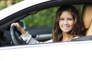 Mujer manejando un auto