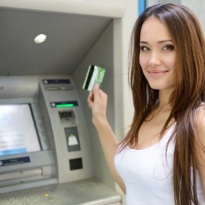 Joven en ATM