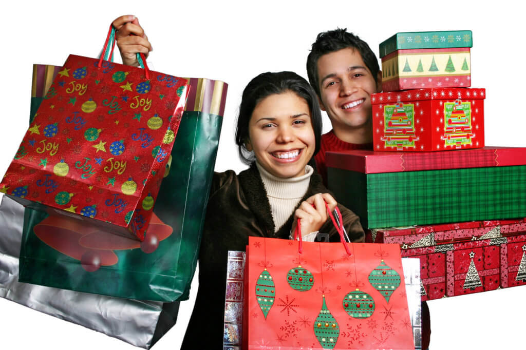 jovenes con bolsas de regalo navideños