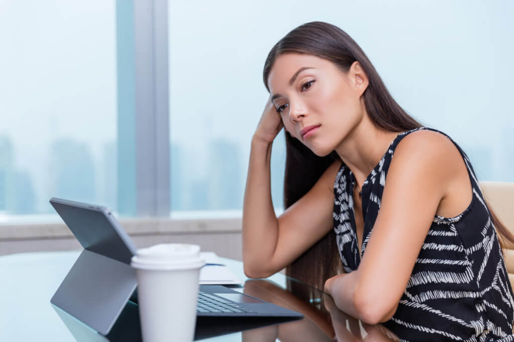 mujer entretenida frente a su laptop