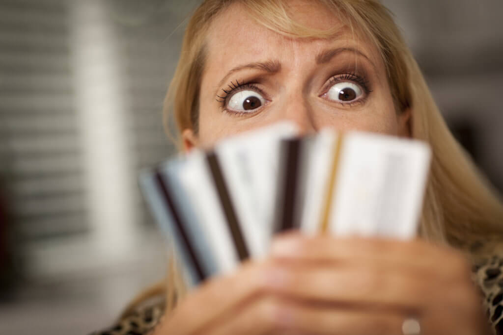 mujer viendo sus tarjetas de crédito