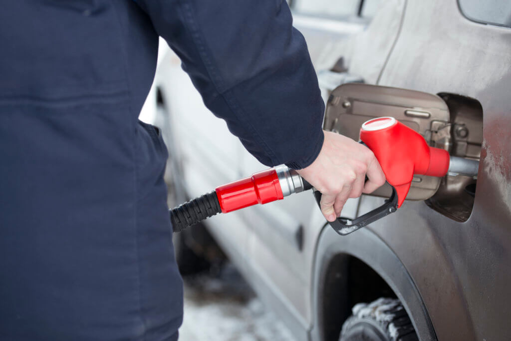 persona cargando gasolina en su auto