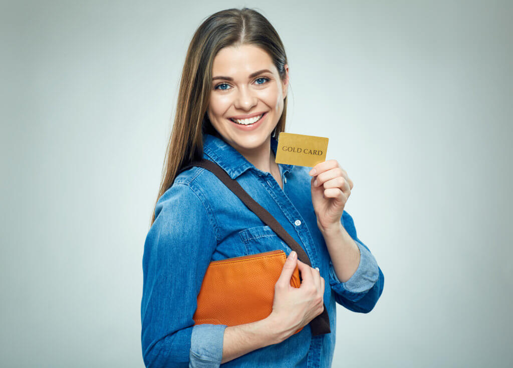 mujer con tarjeta de crédito en la mano