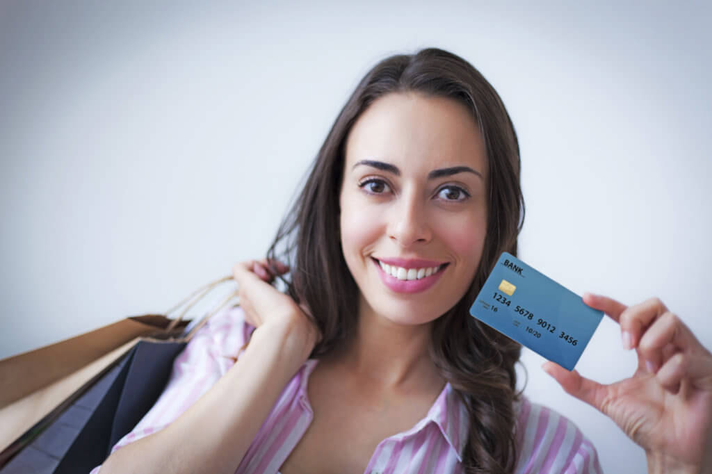 mujer comprando con tarjeta de crédito