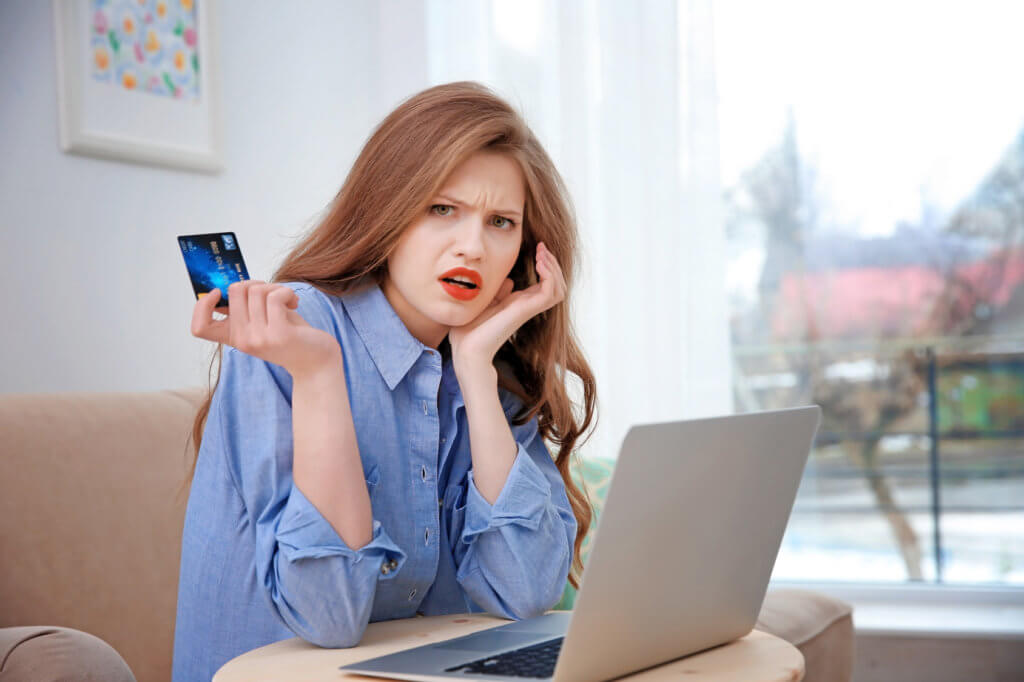 mujer comprando online con tarjeta de crédito