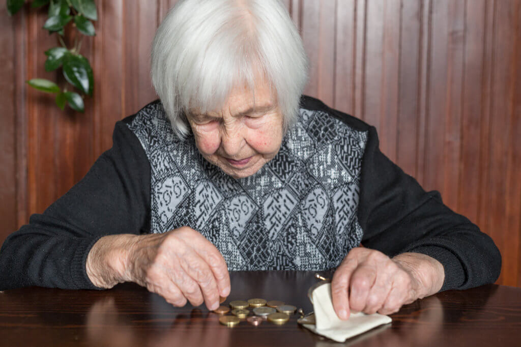 mujer contando sus ahorros de jubilación