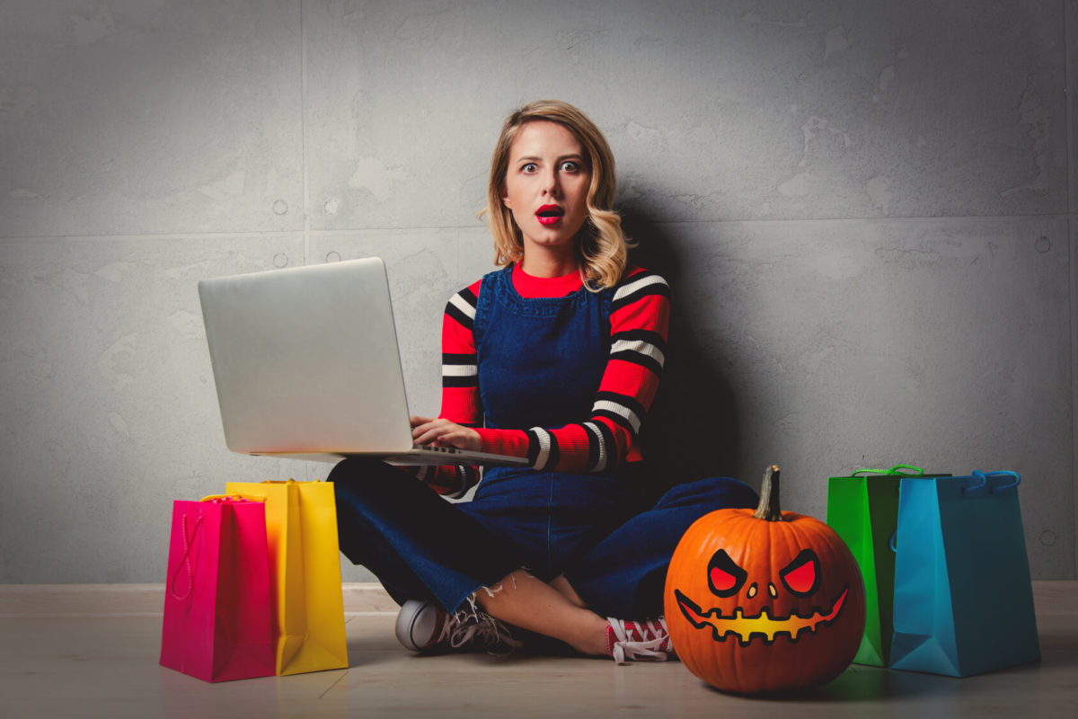 mujer haciendo las compras para Halloween