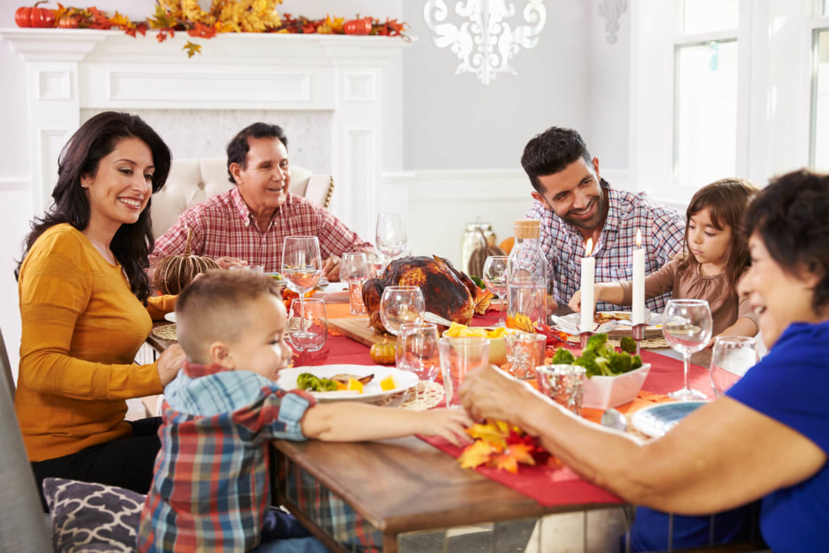 Familia hispana celebrando el Día de Acción de Gracias