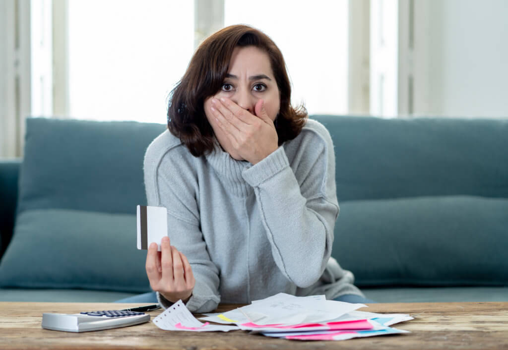 mujer que pasó su límite de crédito