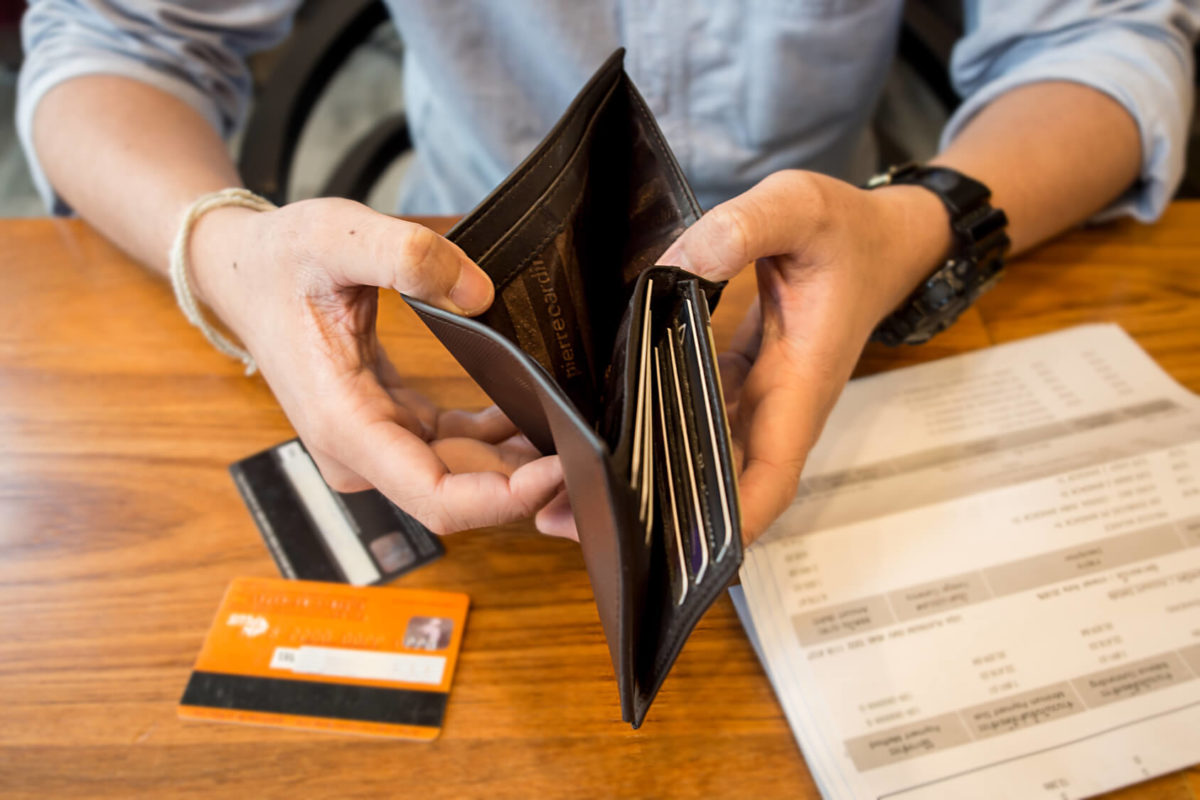 hombre con deuda de tarjetas de crédito en los Estados Unidos
