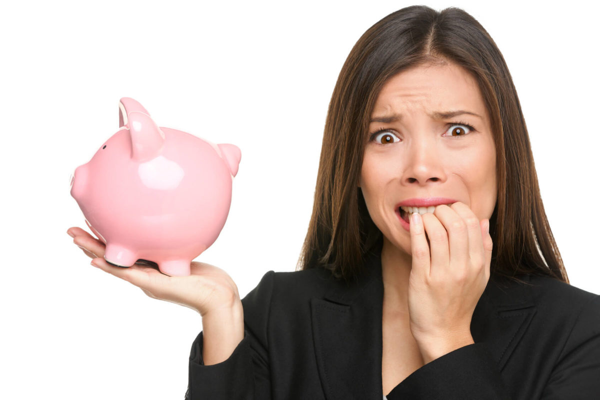 Mujer con problemas de ahorros en la semana de America Ahorra