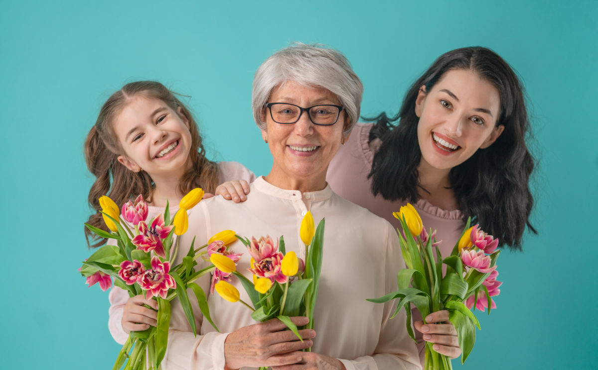Familia celebrando el Día de las Madres