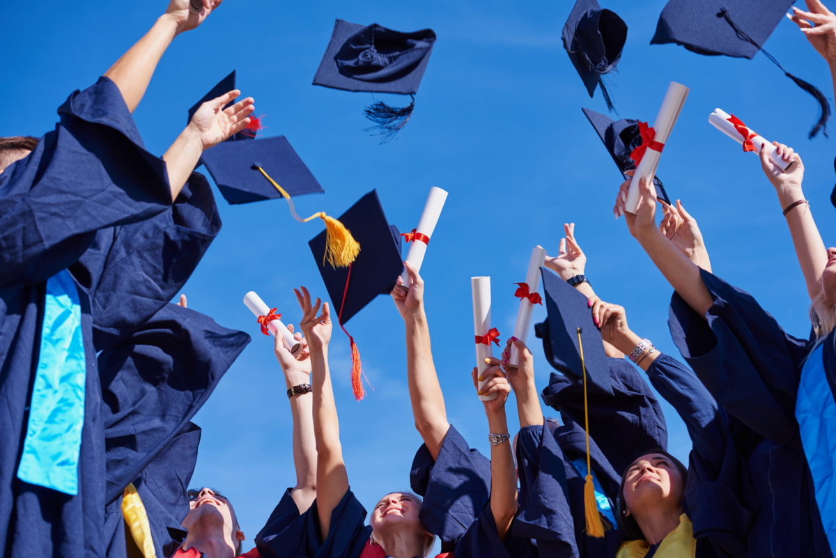 Estudiantes graduandose y esperando la reforma de los préstamos estudiantiles