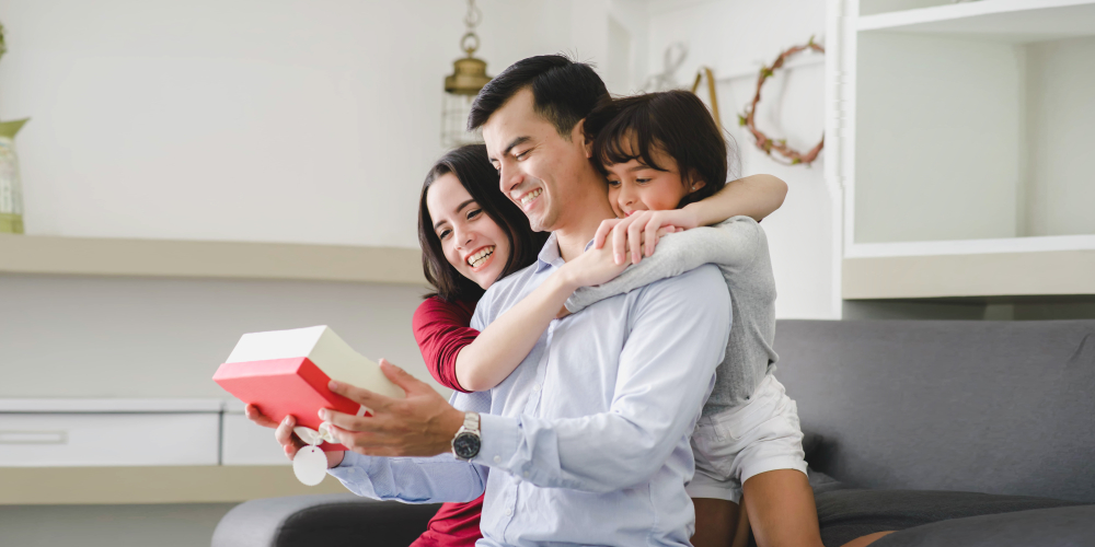 Familia celebrando el Día del Padre