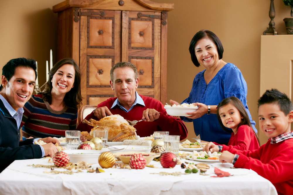 familia cenando en la temporada de fiestas