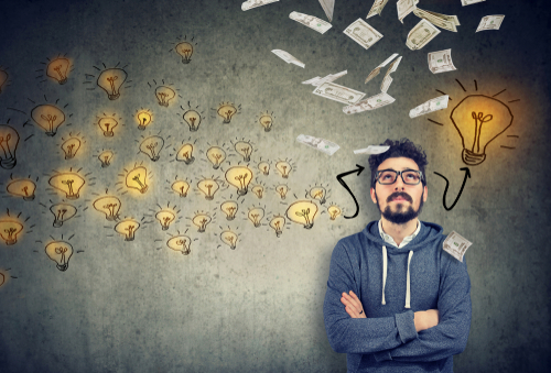 Hombre evaluando una decisión financiera importante