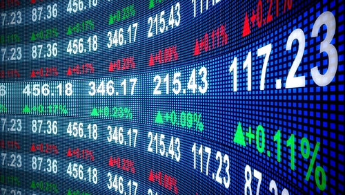 Cuando una empresa no es de propiedad privada, tiene acciones que se compran y venden en los mercados financieros públicos.