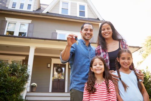 Una familia feliz en su nuevo hogar