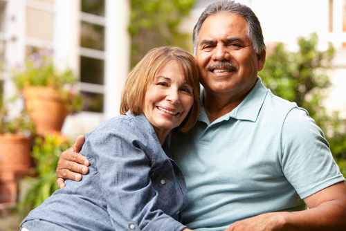 Una pareja mayor de edad disfrutando la vida.