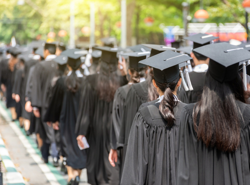 Una recesión significa mayor desempleo y menores tasas de contratación, lo que no es bueno para ningún graduado que busca trabajo.