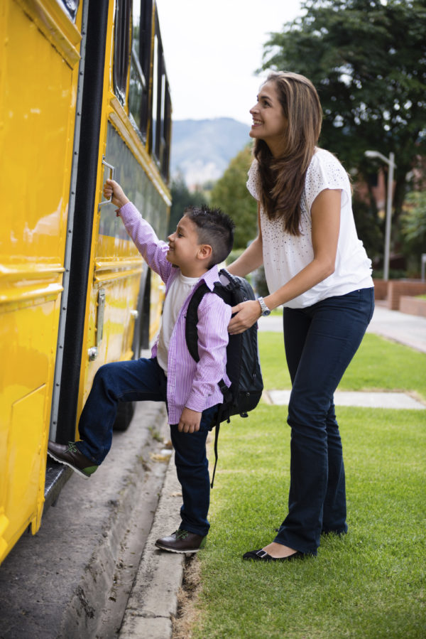 Los padres y madres enfrentan nuevos desafíos y costos más altos para los gastos de regreso a la escuela en 2020.