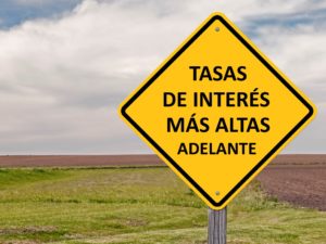 Incluso una tarjeta de crédito con APR baja todavía tiene cargos por intereses relativamente altos.