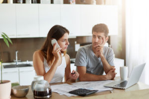 Comprender que su vida, su perspectiva y sus seres queridos se ven afectados negativamente por el estrés financiero no es tan fácil como parece.