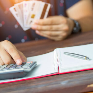 CFPB investiga cargos por pagos atrasados y penalidades en las tarjetas de crédito