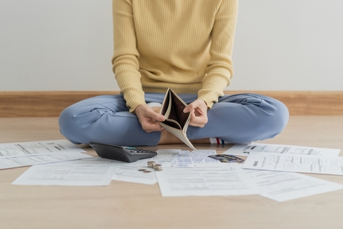 Existen algunas soluciones a las que puede aplicar antes de pensar en la bancarrota, encuentre la mejor para el manejo de las deudas.