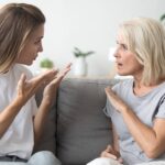 Hablando con sus padres de edad avanzada acerca del dinero