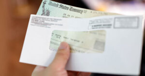 Su reembolso de impuestos puede ayudarle con sus deudas si lo utiliza con estrategia